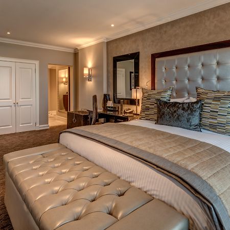 Intercontinental Johannesburg Or Tambo Airport Hotel By Ihg Kempton Park Eksteriør billede A bedroom at The Dorchester