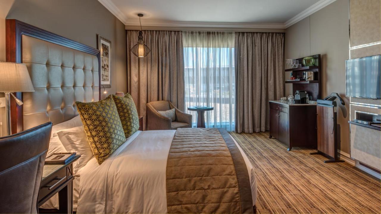 Intercontinental Johannesburg Or Tambo Airport Hotel By Ihg Kempton Park Eksteriør billede A room at the Hilton Cape Town Waterfront