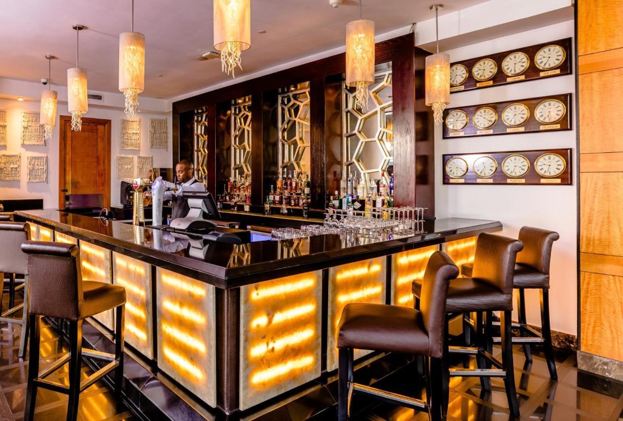 Intercontinental Johannesburg Or Tambo Airport Hotel By Ihg Kempton Park Eksteriør billede The bar at the hotel