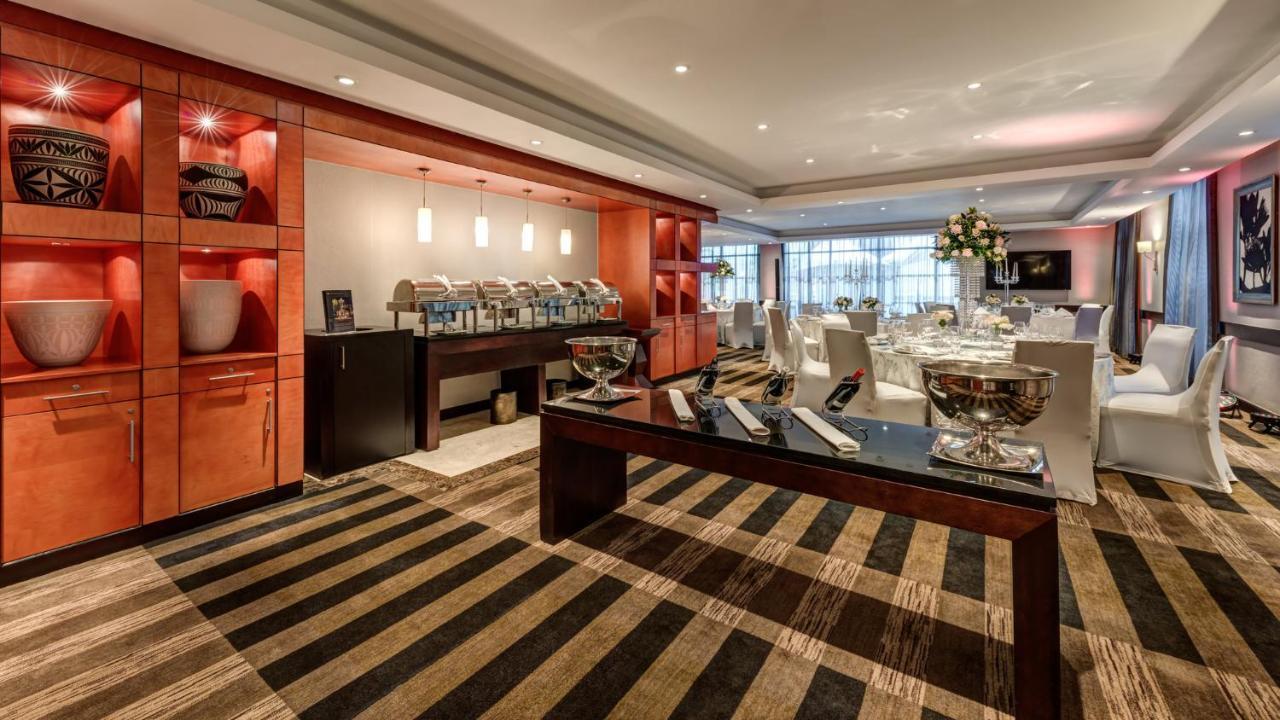 Intercontinental Johannesburg Or Tambo Airport Hotel By Ihg Kempton Park Eksteriør billede The Club at London Heathrow Airport