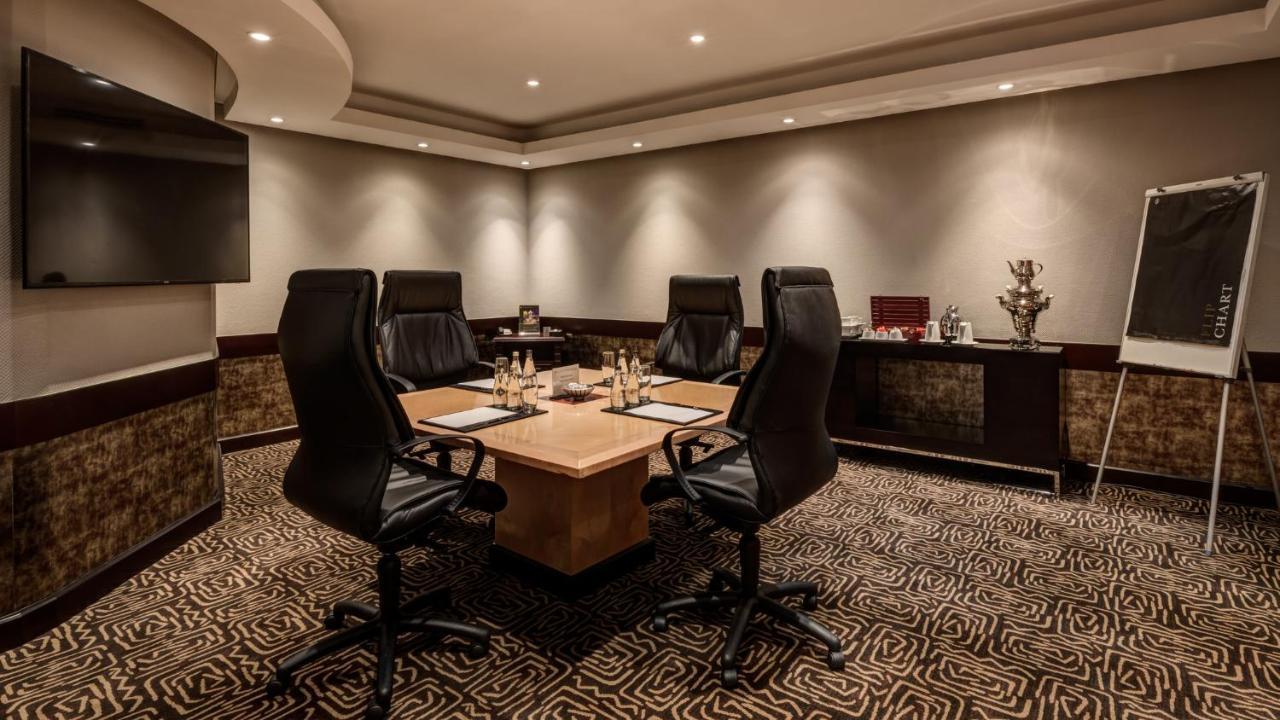 Intercontinental Johannesburg Or Tambo Airport Hotel By Ihg Kempton Park Eksteriør billede Boardroom at the Taj Mahal Palace, Mumbai