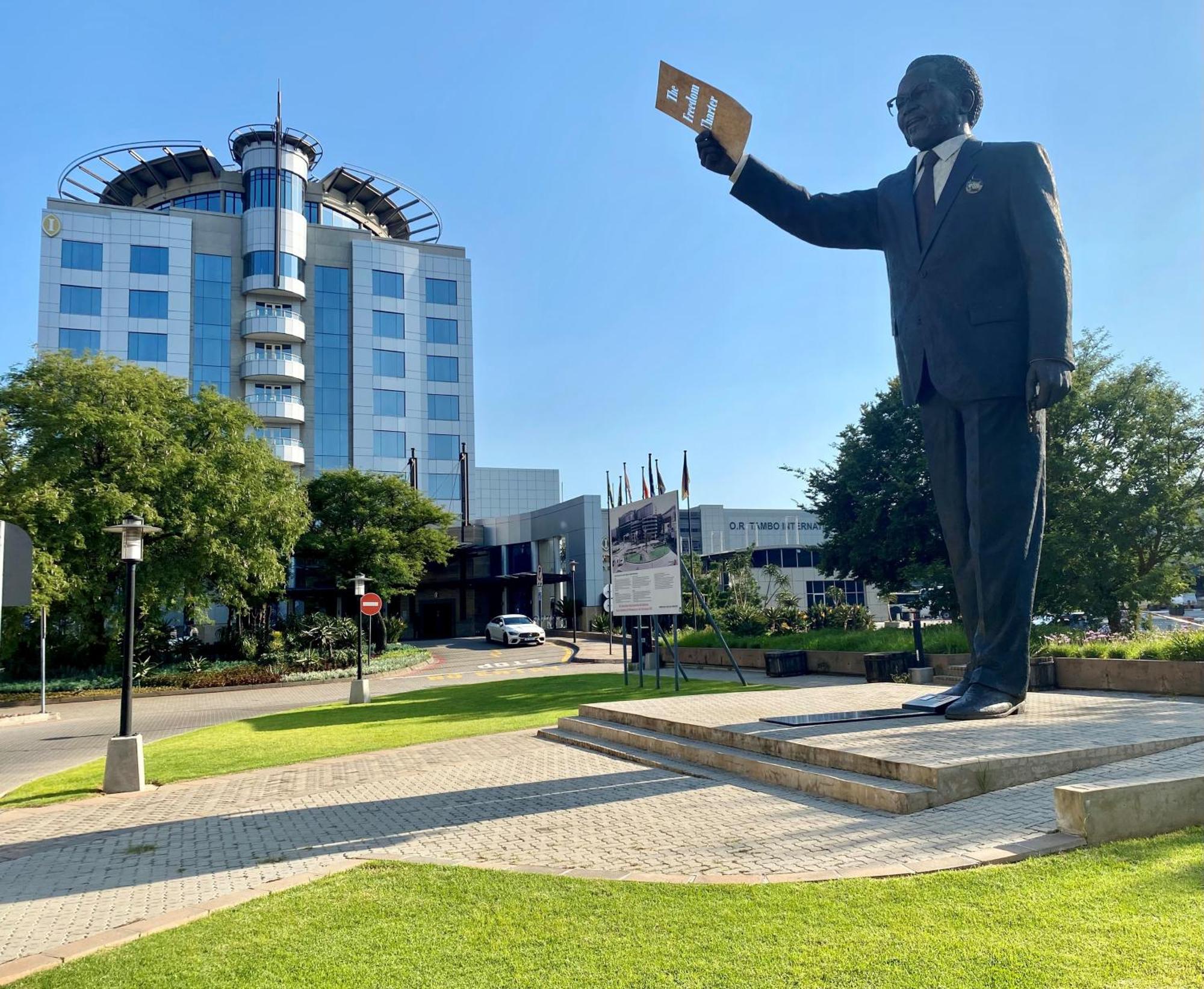 Intercontinental Johannesburg Or Tambo Airport Hotel By Ihg Kempton Park Eksteriør billede Statue of Maurice Thorez in Mantes
