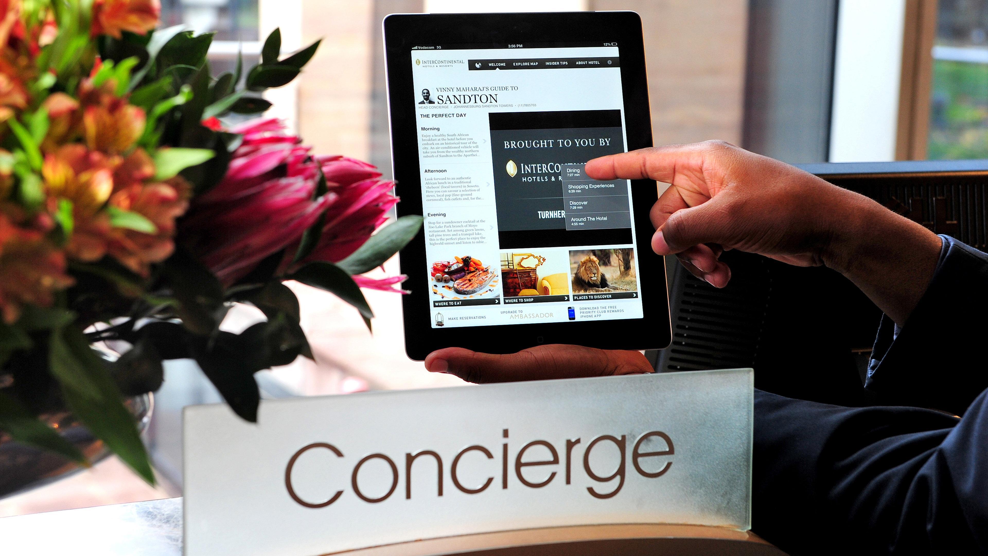 Intercontinental Johannesburg Or Tambo Airport Hotel By Ihg Kempton Park Eksteriør billede Concierge service