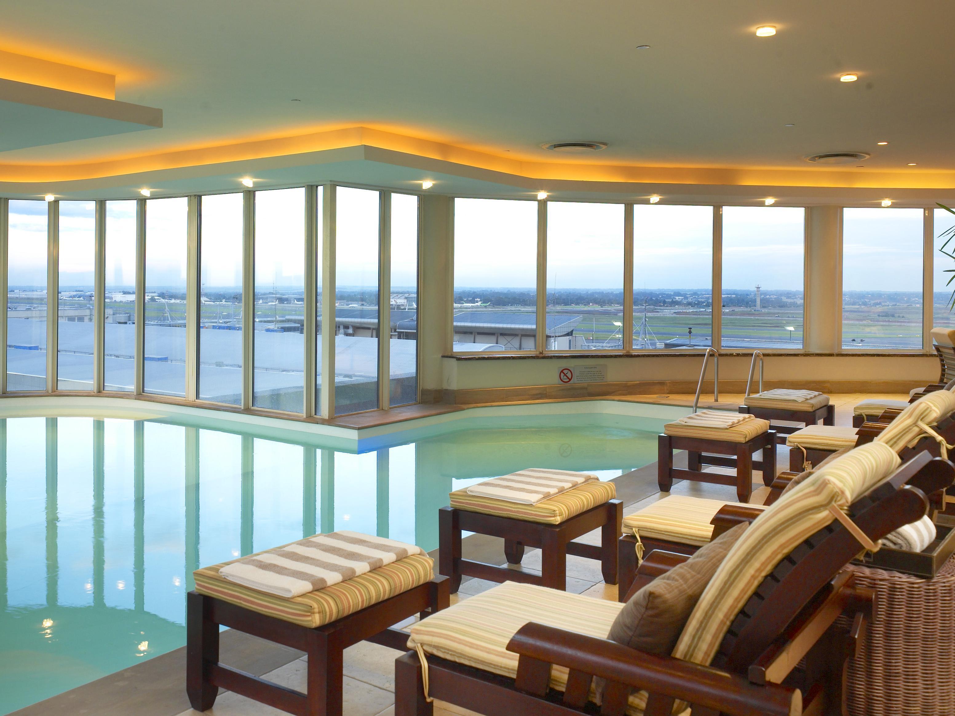 Intercontinental Johannesburg Or Tambo Airport Hotel By Ihg Kempton Park Eksteriør billede The pool at the hotel