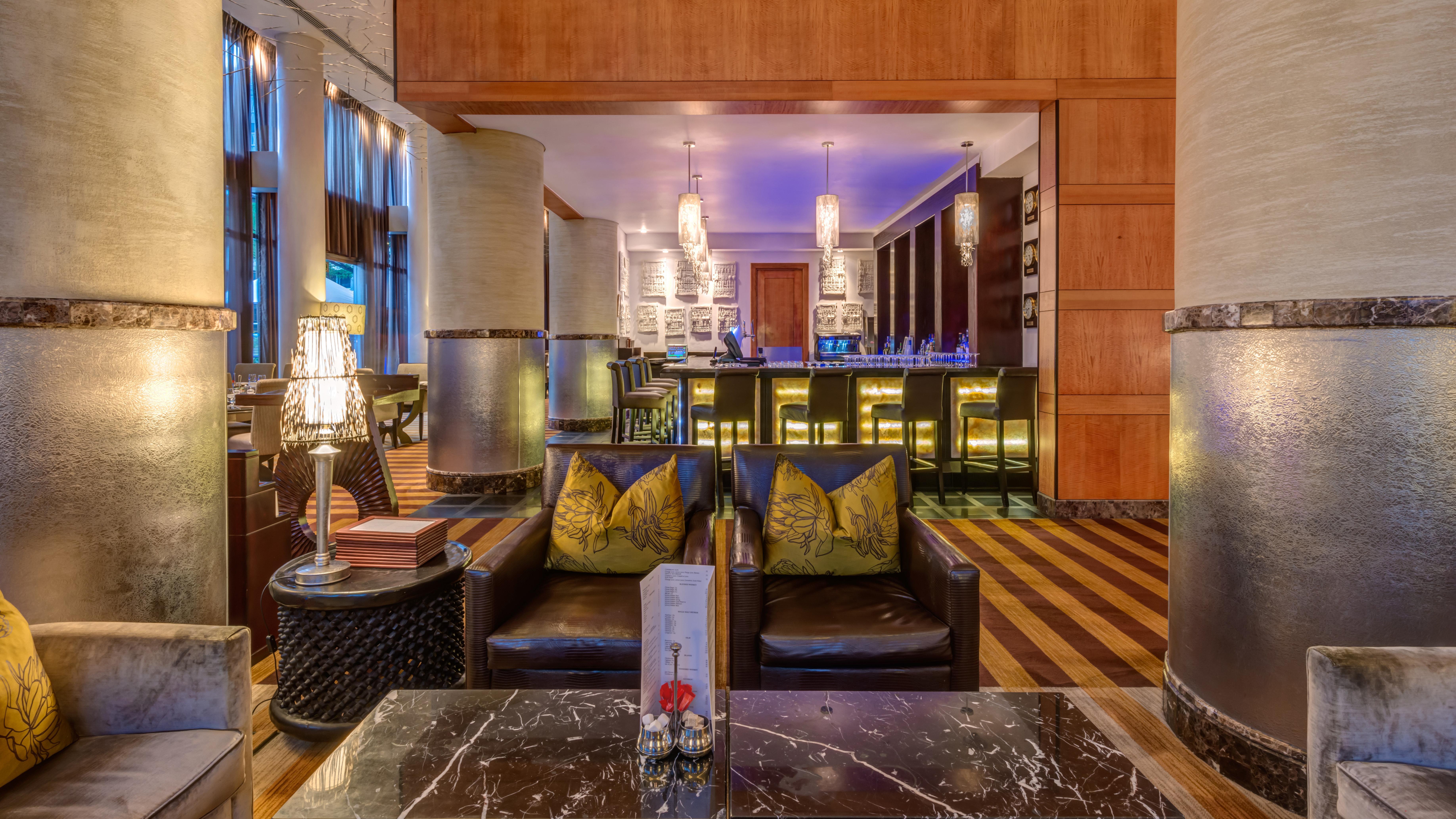 Intercontinental Johannesburg Or Tambo Airport Hotel By Ihg Kempton Park Eksteriør billede The bar at the hotel