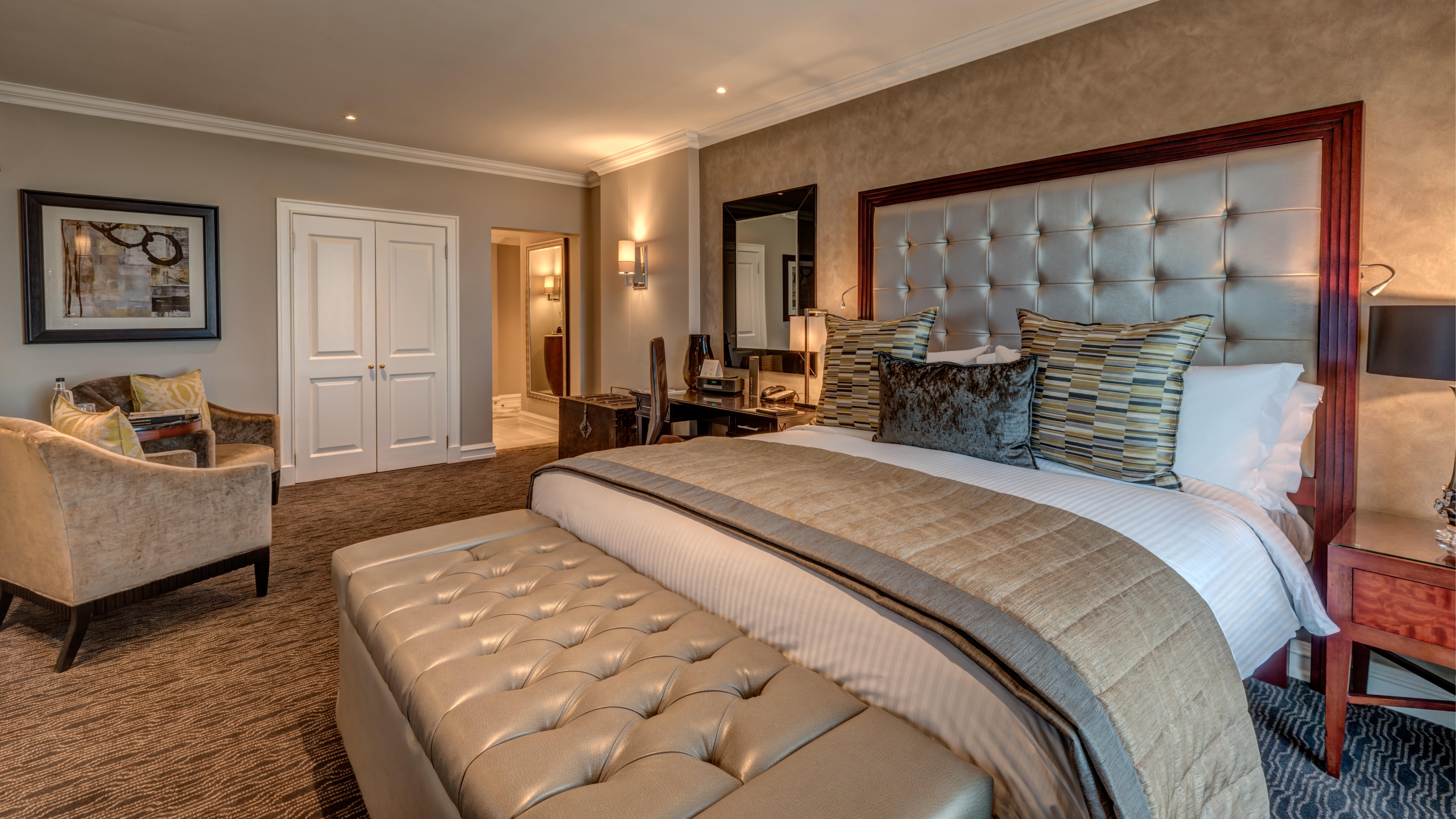 Intercontinental Johannesburg Or Tambo Airport Hotel By Ihg Kempton Park Eksteriør billede A bedroom at The Dorchester