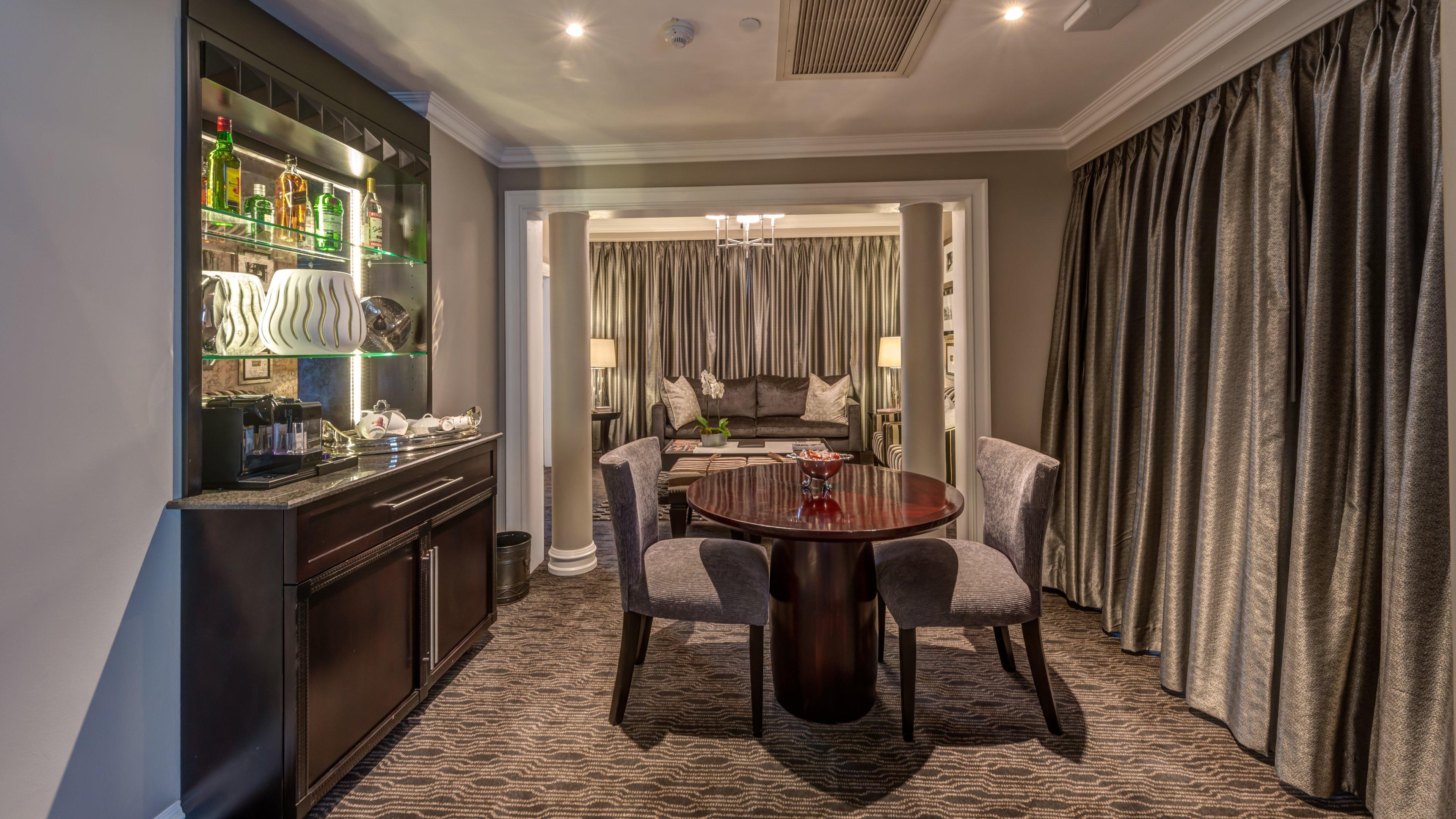 Intercontinental Johannesburg Or Tambo Airport Hotel By Ihg Kempton Park Eksteriør billede The interior of a suite