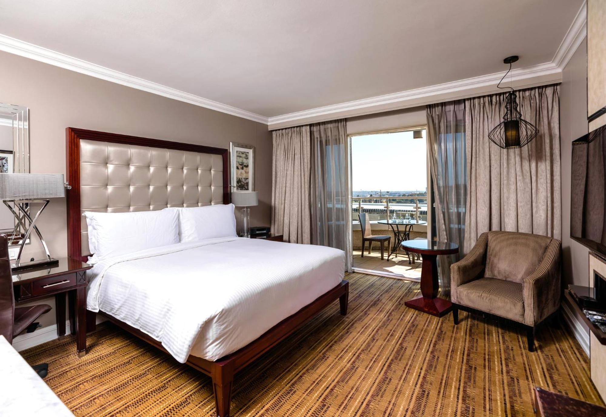 Intercontinental Johannesburg Or Tambo Airport Hotel By Ihg Kempton Park Eksteriør billede A room at the Hilton Cape Town Waterfront