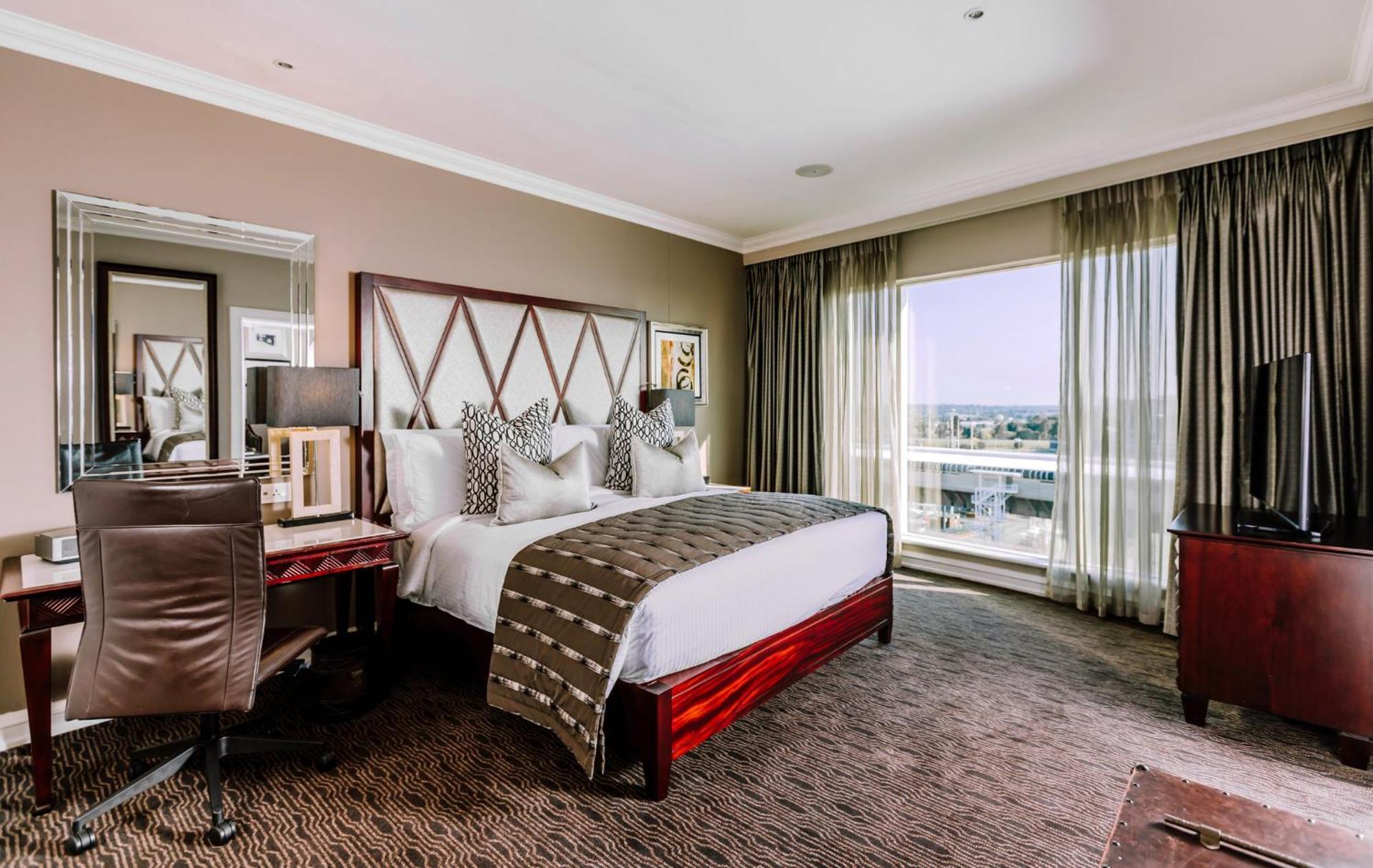 Intercontinental Johannesburg Or Tambo Airport Hotel By Ihg Kempton Park Eksteriør billede A bedroom at the Four Seasons Hotel