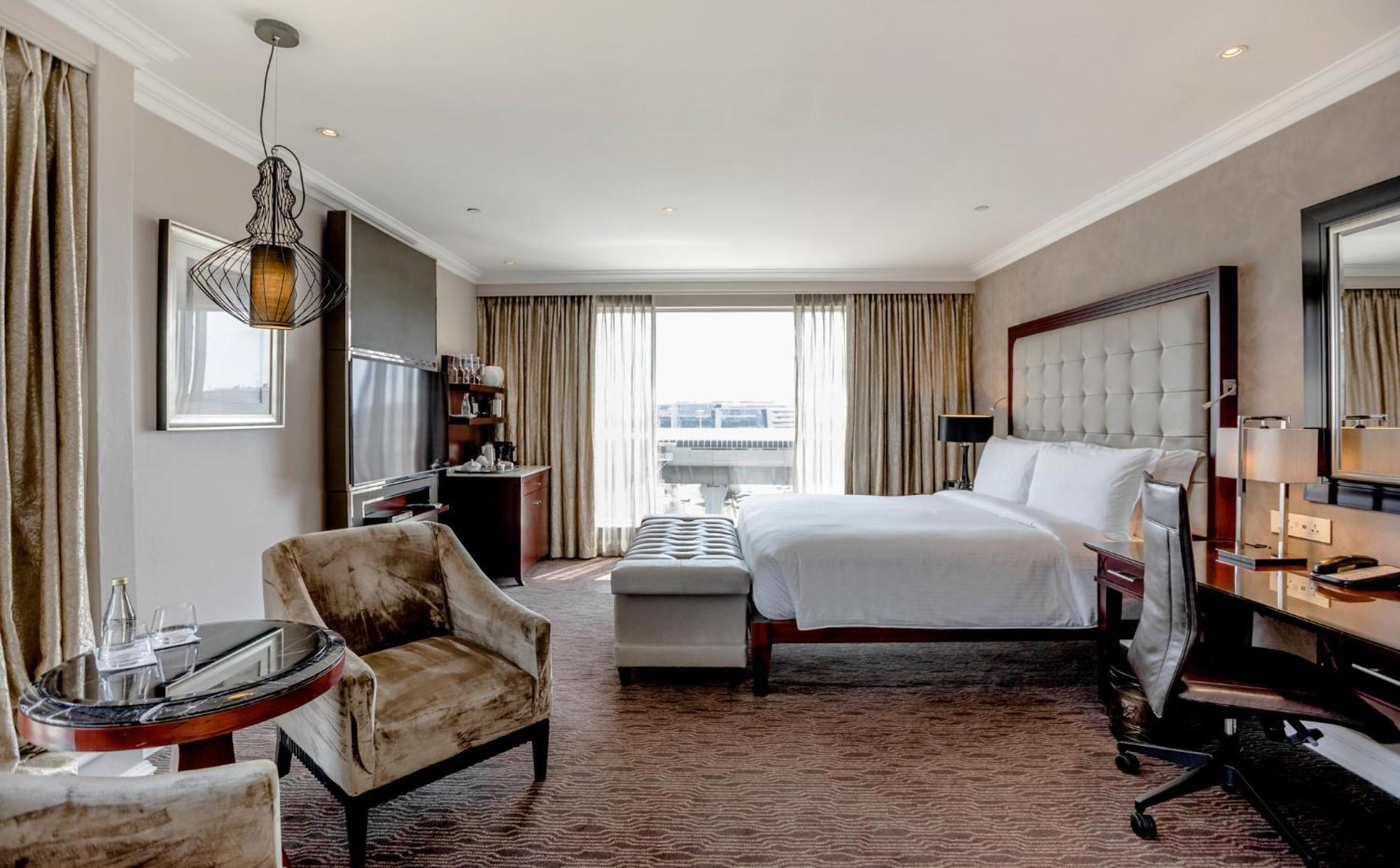 Intercontinental Johannesburg Or Tambo Airport Hotel By Ihg Kempton Park Eksteriør billede A guest room at the InterContinental